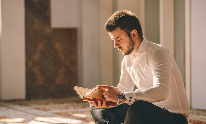 ما حكم الصلاة بالنعلين إذا كانا طاهرين؟ وكيفية طهارة النجاسة؟